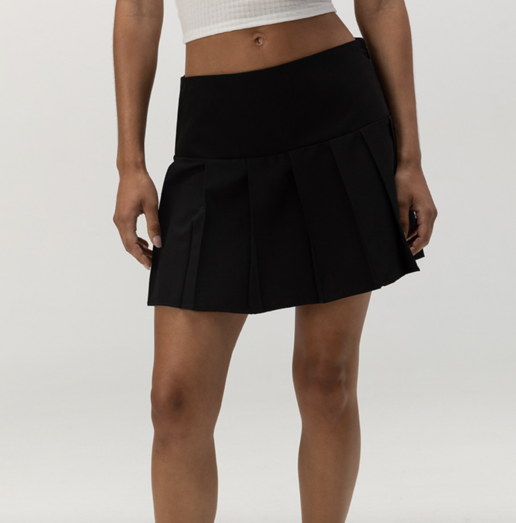 2024 Back-to-School Style: Pre-Fall Outfits and Accessories You Need for September, back to school outfits, casual outfits, autumn school outfits, casual school outfits, women school outfits, early fall outfit, mini skirt, black skirt